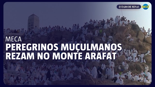 Peregrinos muçulmanos rezam no Monte Arafat, ponto culminante do hajj