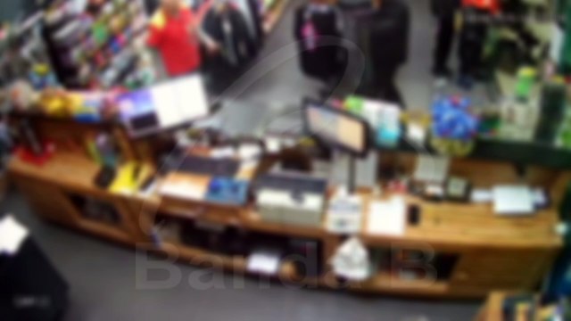 Frentista é baleado no peito ao reagir assalto em posto de combustíveis no Paraná; câmera registra momento