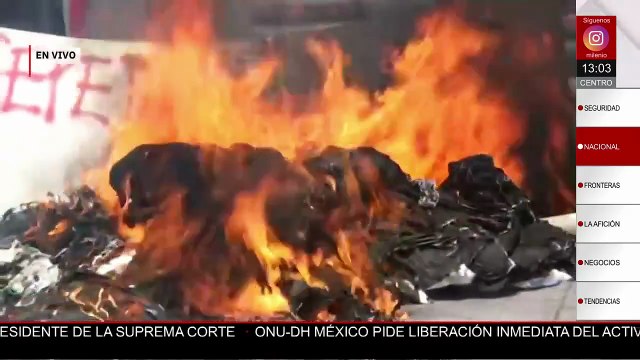 Maestros de la CNTE queman objetos en el Centro Histórico de la CdMx durante protestas