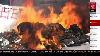 Maestros de la CNTE queman objetos en el Centro Histórico de la CdMx durante protestas