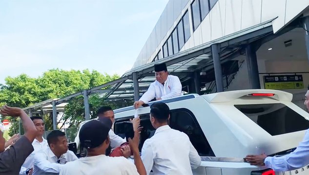 Prabowo Bagi THR Usai Salat Iduladha di Istiqlal