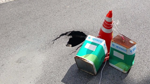 인천 숭의동 도로 땅 꺼짐...1m 깊이 땅 꺼짐 발생 / YTN