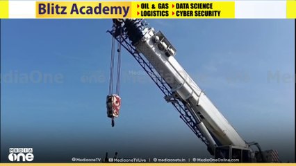 വിഴിഞ്ഞത്ത് ശക്തമായ കാറ്റിലും മഴയിലും മുങ്ങിയ ബോട്ട് ക്രയിനുകൾ ഉപയോഗിച്ച് ഉയർത്തുന്നു