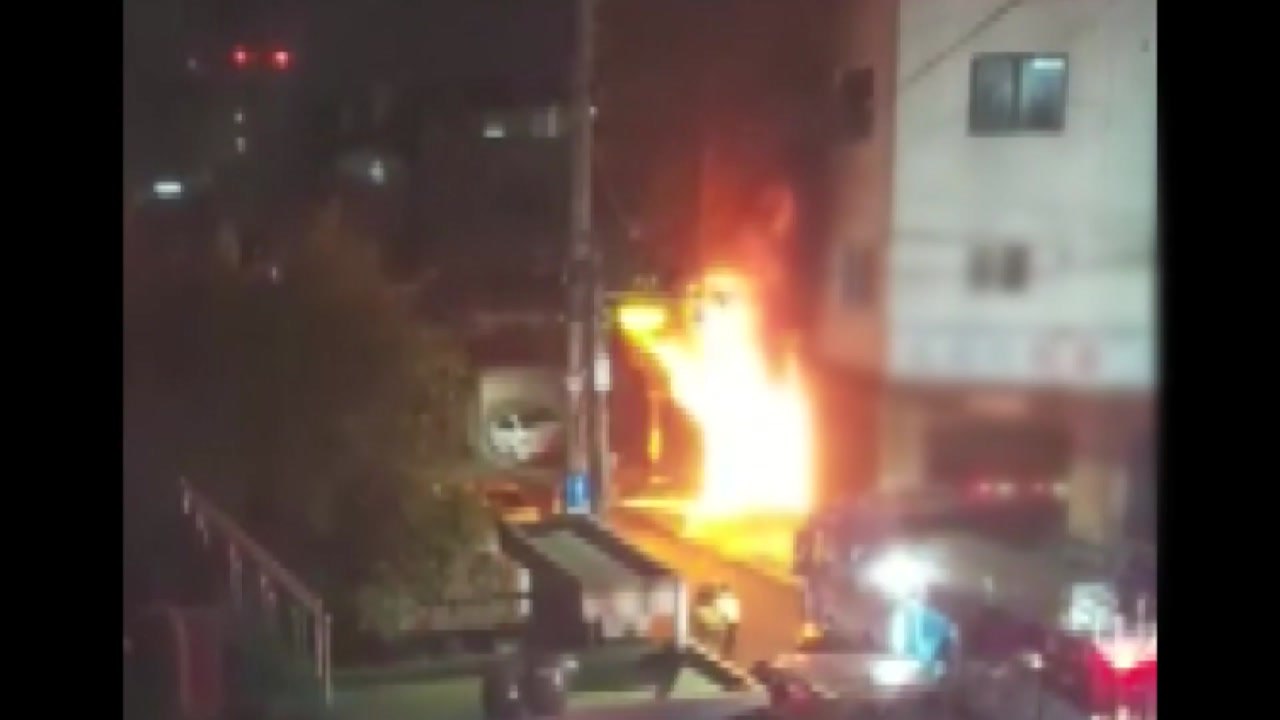 인천 미추홀구 상가 건물 화재...주민 5명 대피 / YTN