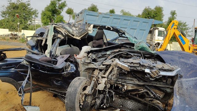 दिल्ली-जयपुर हाईवे पर रफ्तार का कहर: खड़े ट्रेलर से टकराई कार, तीन की मौत, एक गंभीर घायल