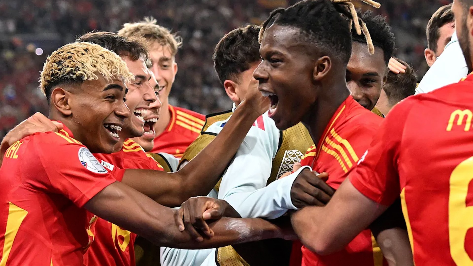 El seleccionador espa�ol, Luis de la Fuente, dijo esta noche que estaba "feliz" tras la victoria ante Francia por 5-4 y a�adi� que quisiera ganar todos los partidos que le quedan en su carrera por id�ntico resultado.

"Estoy feliz, Disfruto el sufrimmiento, no entiendo el deporte sin el sufrimiento. Cuando juegan dos grandes selecciones en normal que cada una aproveche sus momentos y sus fases y eso se vio hoy", dijo al ser preguntado acerca de si no le fastidiaba haber perdido la posibilidad de lograr una goleada hist�rica y haber terminado sufriendo.