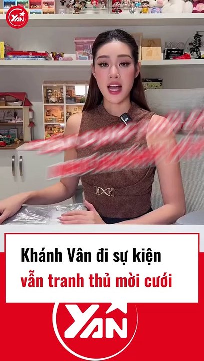 Khánh Vân đi sự kiện vẫn tranh thủ mời cưới