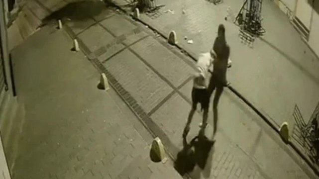 Tartıştığı kişiyi bıçakladı telefonunu çalıp kaçtı