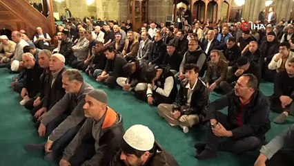 Erzurum’da bayram namazında eller dua için açıldı
