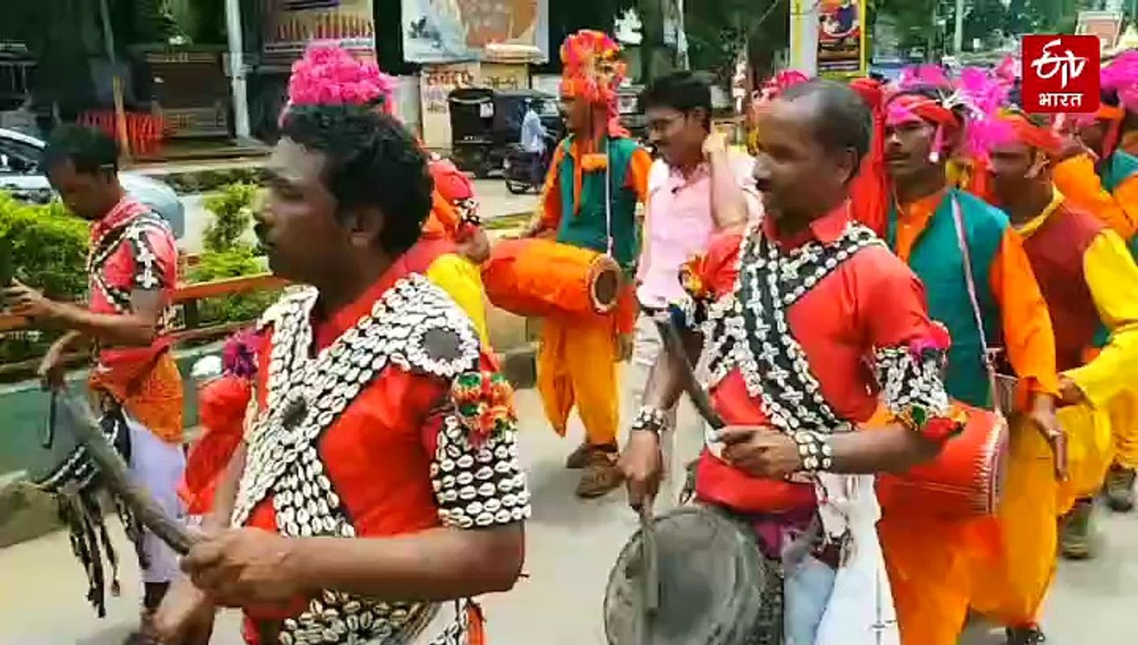 खामोश पड़ती मांदर की थाप, इसकी धुन दूर से ही बता देती थी खुशियां आई हैं