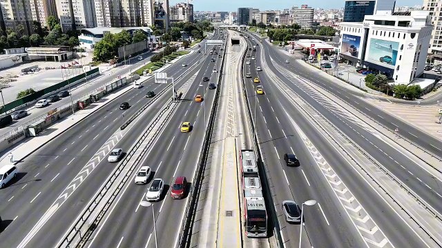 İstanbul'da bayramın ilk gününde boş kalan yollar havadan görüntülendi