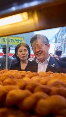 현충일 추념식 후 재래시장 간 李대통령, 장 본 봉투 직접 들기도