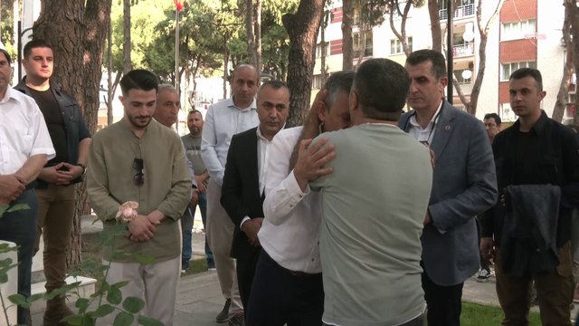 Cenazesinde protesto edilmişti: Şehit Enis Budak’ın babası İkram Budak Özgür Özel’i alnından öptü