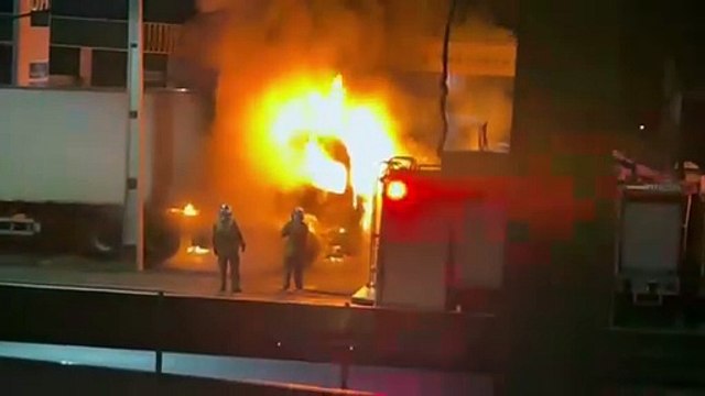 Caminhão pega fogo em posto de combustíveis em Mauá da Serra; vídeo