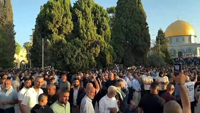 الفلسطينيون يؤدون صلاة عيد الأضحى في باحة المسجد الأقصى