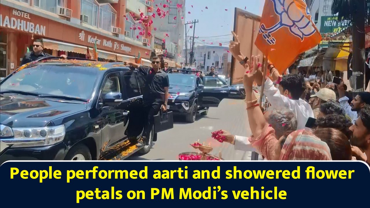 People performed aarti and showered flower petals on PM Modi’s vehicle