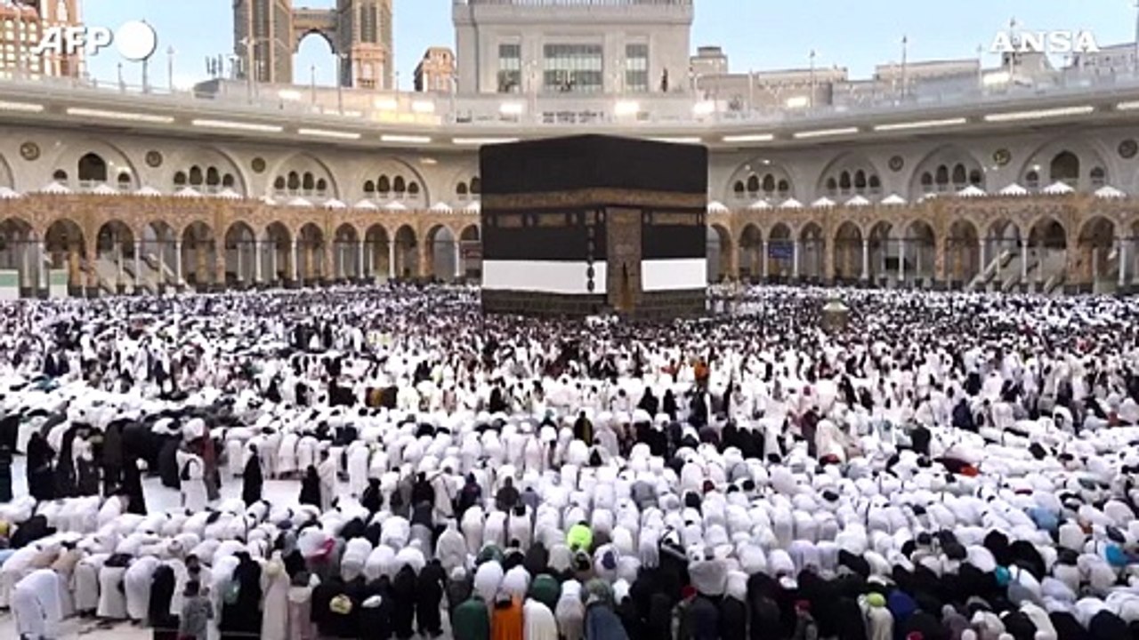 Pellegrinaggio alla Mecca, fedeli in preghiera per l'Eid al-Adha