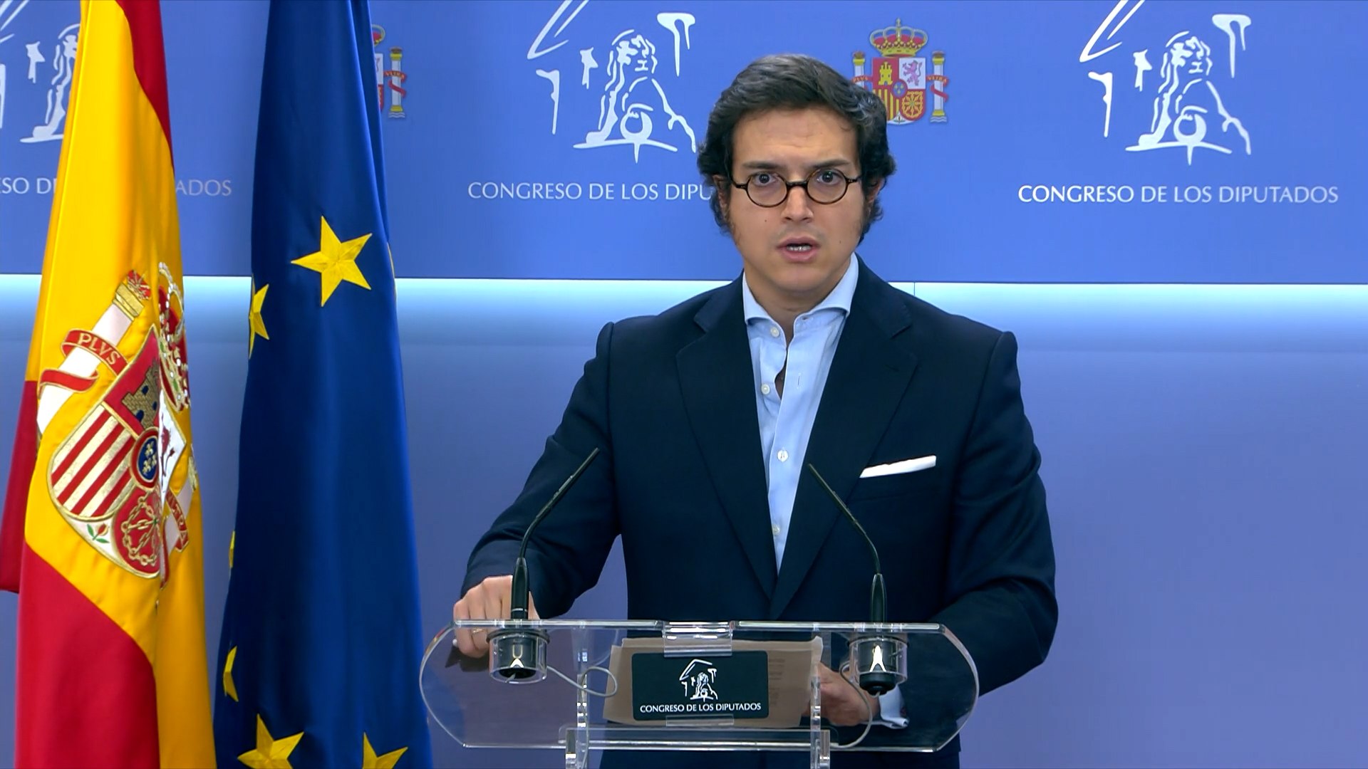 El secretario general del grupo parlamentario de Vox en el Congreso, Jos� Mar�a Figaredo, ha criticado el "peque�o teatrillo" que, a su juicio, ha protagonizado la presidenta madrile�a, Isabel D�az Ayuso, de salirse de la Conferencia de Presidentes cuando el lehendakari, Imanol Pradales, se ha expresado en euskera, pero no cuando su compa�ero de partido, el gallego Alfonso Rueda, ha pronunciado parte de su intervenci�n en gallego