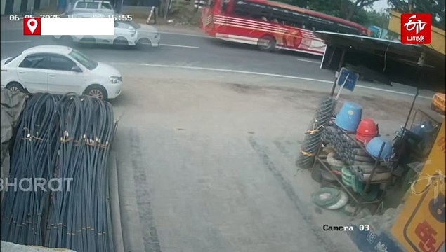 காரில் மோதிய இருசக்கர வாகனத்திலிருந்து தூக்கி வீசப்பட்ட இளைஞர்கள்-பதைபதைக்கும் வீடியோ காட்சிகள்!