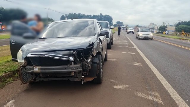 Carro e caminhão se envolvem em colisão traseira na BR-277