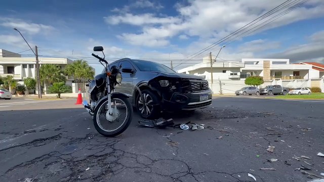 Acidente entre carro e moto deixa jovem ferido em rotatória de Umuarama