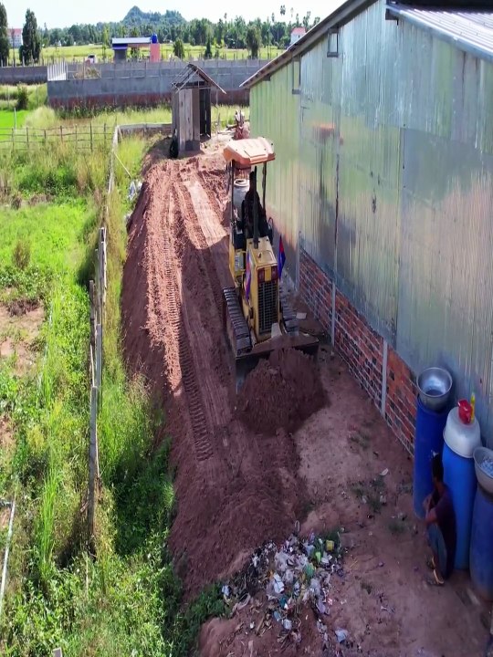 Rapid Land Fill! Bulldozer D20P Pushes While Truck Unloads