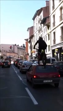 Ce motard grimpe sur des voitures garée avec sa motocross