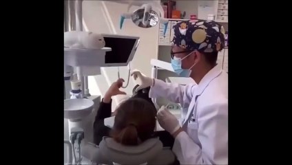 Cette patiente rend fou son dentiste... Tellement drôle