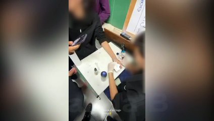 Aluno é gravado tatuando colega em sala de aula no Paraná