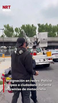 Un video muestra cómo un uniformado agrede a un hombre que intentaba evitar que le quitaran su moto. Las redes estallan en críticas por el actuar del policía.