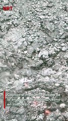 En Indonesia, el volcán Dukono entró en erupción y un hombre captó el momento desde un punto cercano a la caldera.