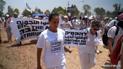 Gli israeliani che manifestano sul confine di Gaza: basta guerra