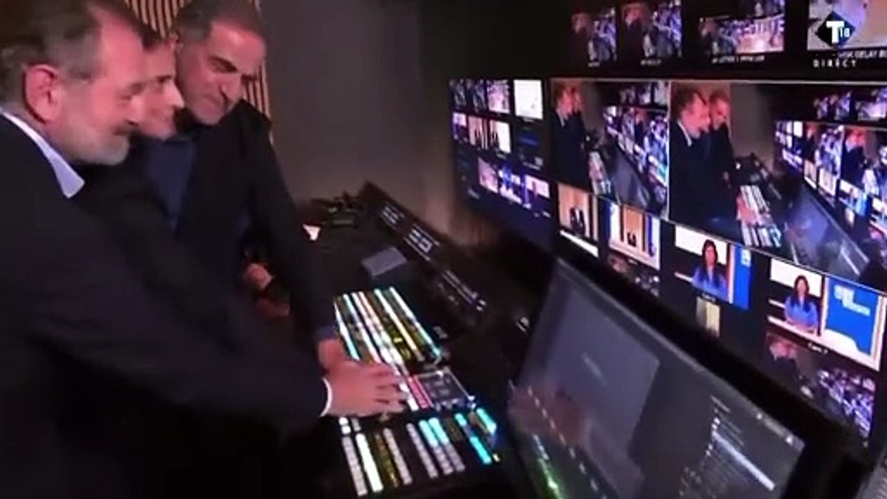 Découvrez les deux premières minutes de la chaîne T18 qui a été lancée sur la TNT à 19h45 par Laurent Ruquier et quelques invités en plateau