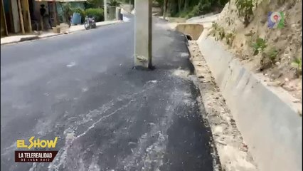 Poste de luz en el centro de la calle en Moca | El Show del Mediodía