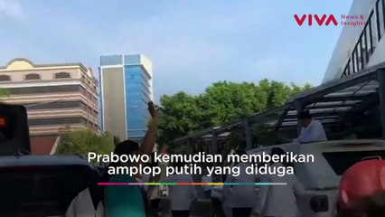 Prabowo Bagi bagi THR ke Warga Usai Salat Idul Adha