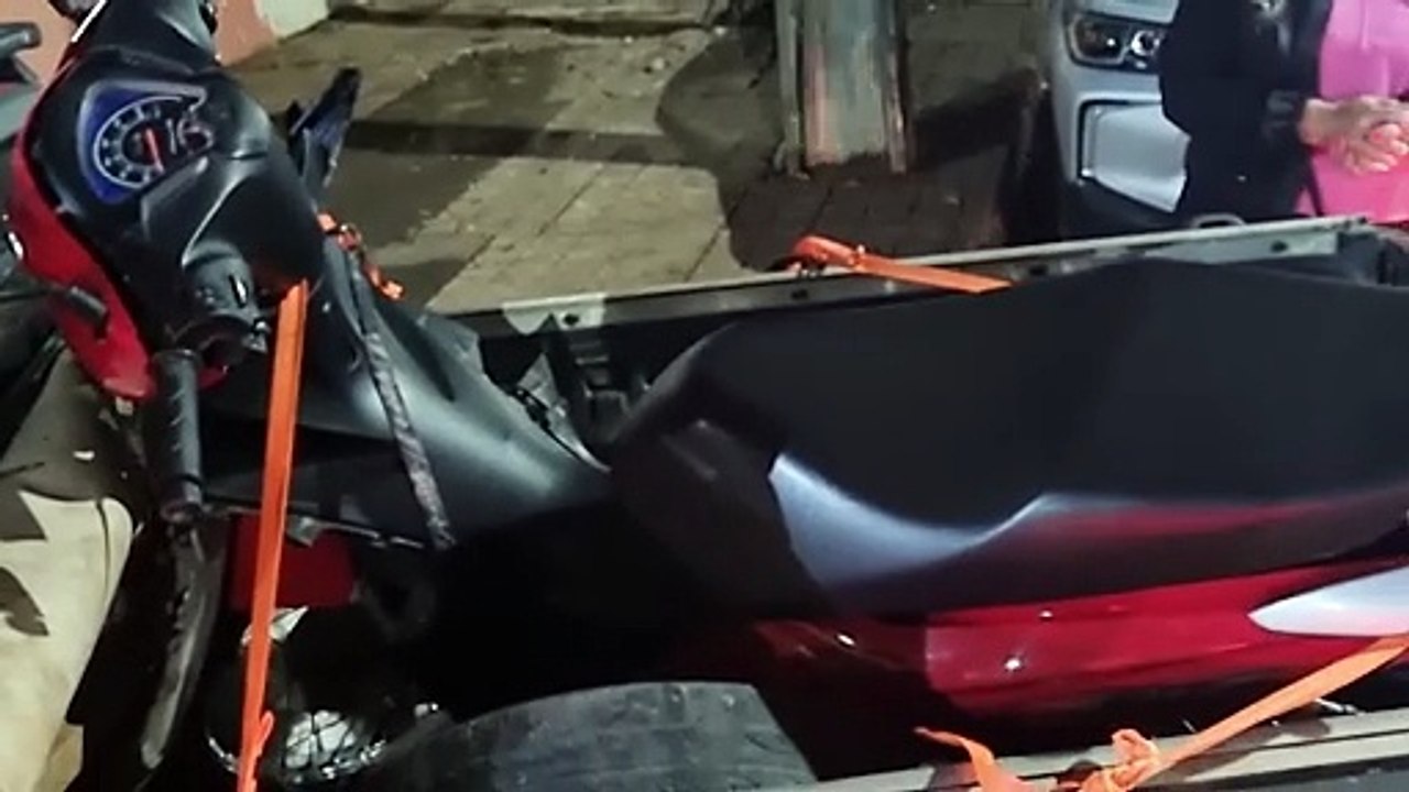 Acidente entre carro e moto na Rua Jacarezinho deixa motociclista ferido