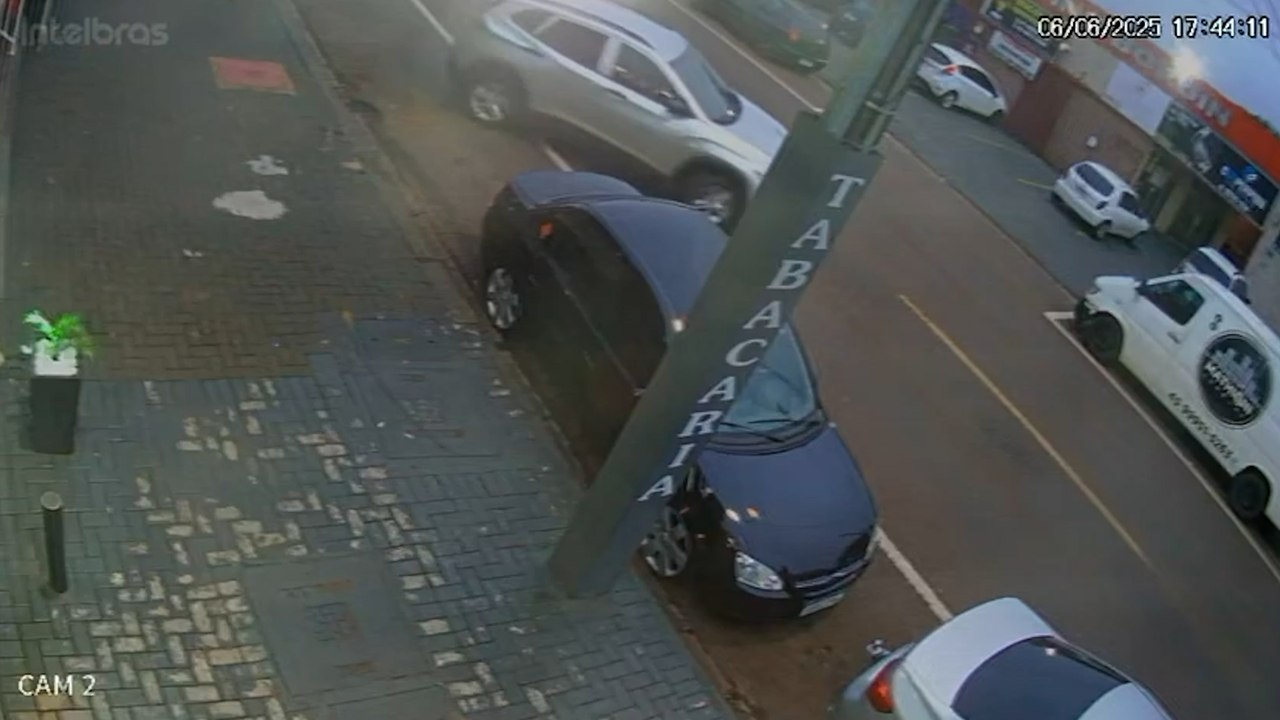 Imagem flagra acidente de trânsito na Rua Jacarezinho