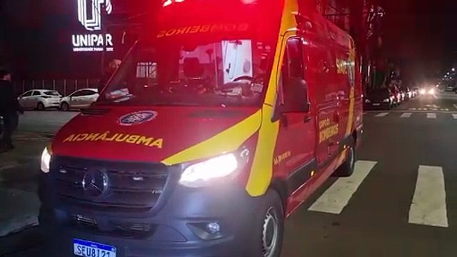 Acidente entre moto e caminhonete no Centro deixa jovem ferido