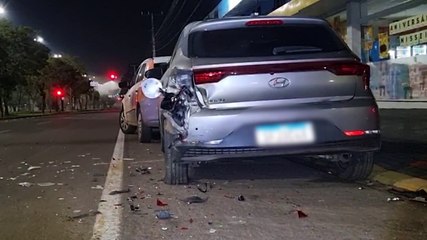 Condutor foge após colidir Meriva em veículos estacionados na Avenida Tancredo Neves