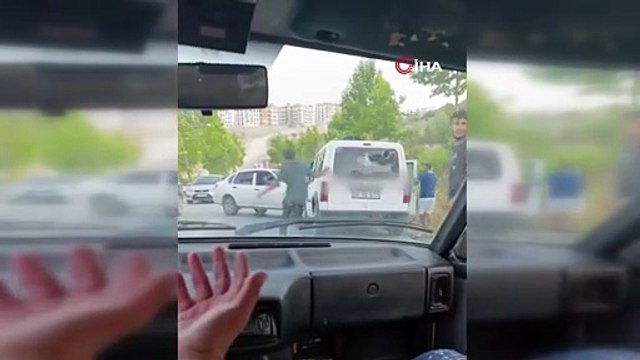 Hatay’da hayrete düşüren görüntü! Kaza yaptıkları araca saldırdılar