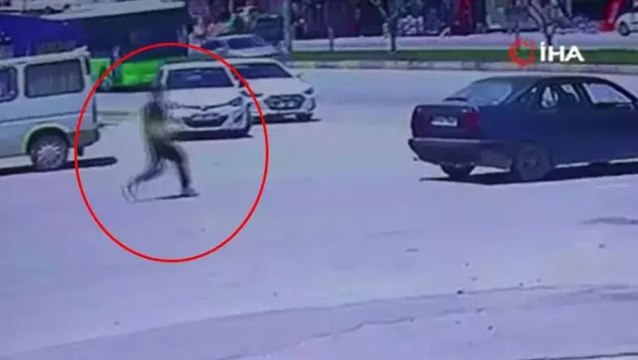 El frenini çekmeyi unuttuğu aracının peşinden koştu, kazaya engel olamadı