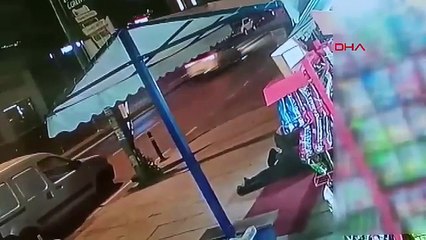 Trafik magandası önce yumrukladı, ardından kalp masajı yaptı!