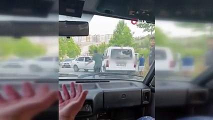 Hem kaza yaptılar hem de saldırdılar: Trafikte akılalmaz vandallık