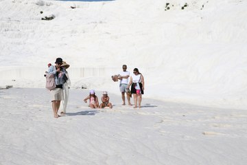 “Beyaz cennet” Pamukkale’de bayram tatili hareketliliği!