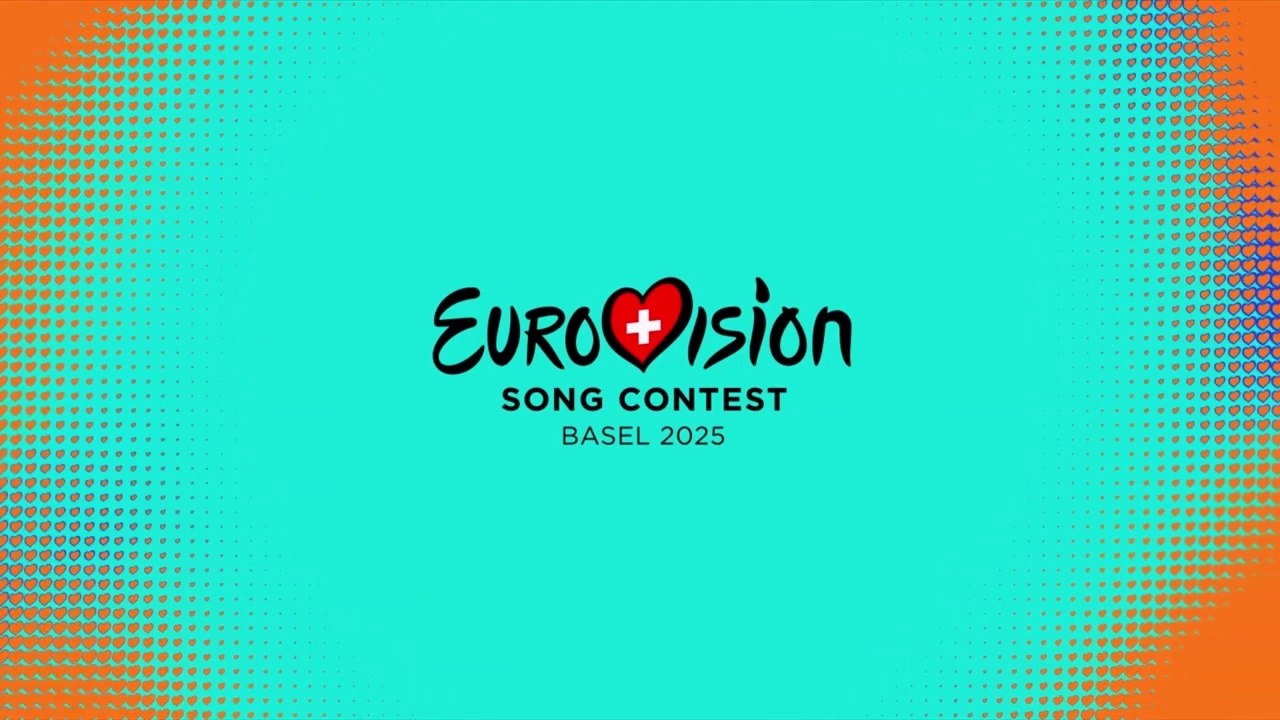 I kommentatorboksen område med Guðrún Dís Emilsdóttir, Ole Tøpholm, Jean-Marc Richard og Sandra Studer | Eurovision Song Contest 2025 | DRTV