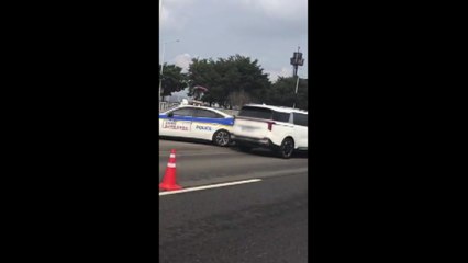 자유로서 승합차가 정차한 경찰차 들이받아...도로 정체 / YTN