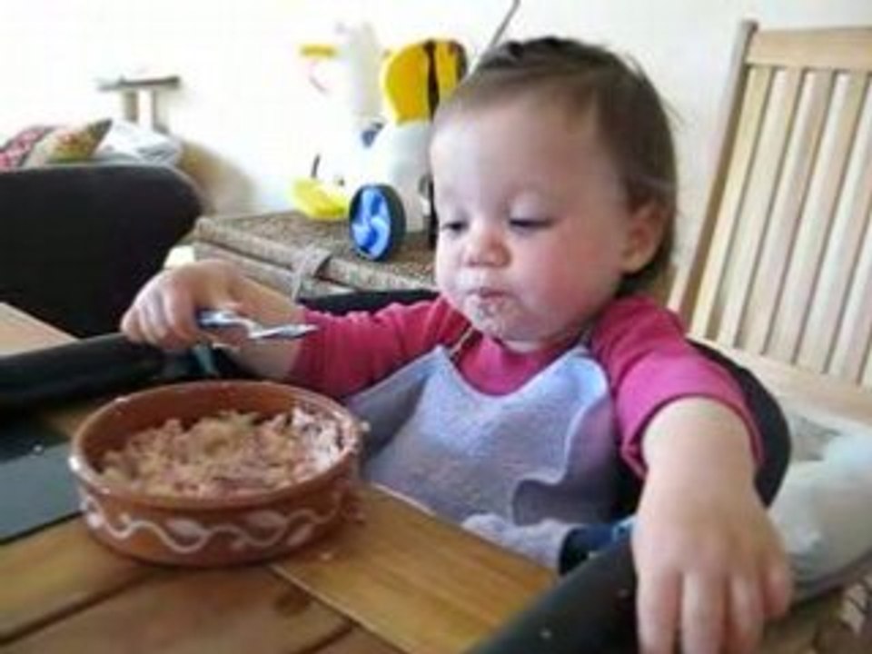 Cylia mange toute seule