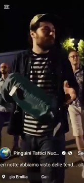 Il regalo dei Pinguini Tattici Nucleari ai fan della Rcf Arena accampati