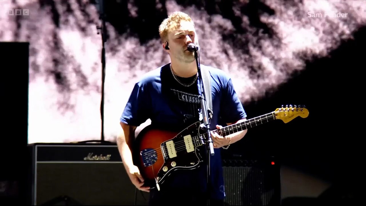 Sam Fender - Little Bit Closer - Live @ Radio 1 big weekend 2025