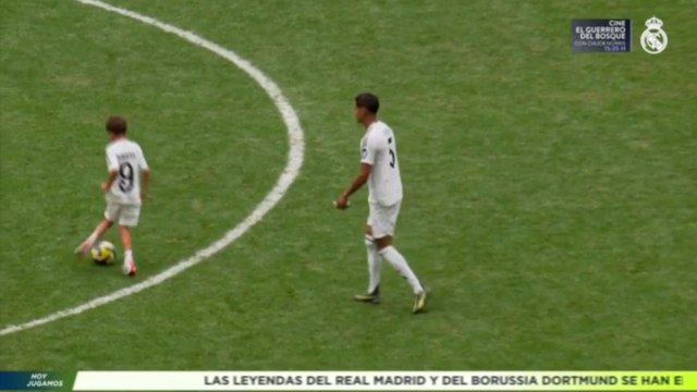 El hijo pequeño de Varane jugando en el césped del Bernabéu con una camiseta de Mbappé